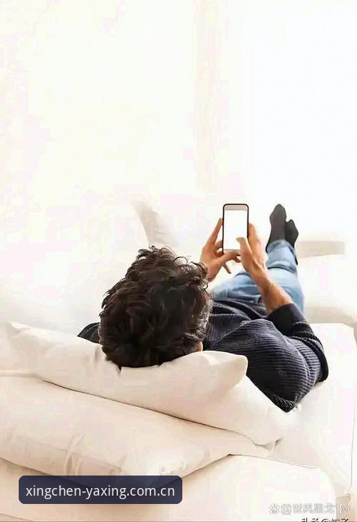 周六下午三点，我正瘫在沙发上用iPad看球赛，隔壁老王发来一条消息：“兄弟，亚星CN新版你弄了没？我这苹果手机死活登不进去，急死我了。”我回他：“你换个入口试试，网页版注册流程很简单，两分钟的事。”老王半信半疑，我干脆直接语音指挥他操作了一遍，结果他自己都懵了——原来不是手机的问题，是他根本没找到2026版变更后的正确入口。这事儿让我意识到，好多人不是不会注册，而是压根不知道网页版和APP版的区别。